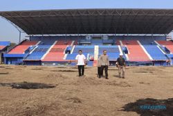 Rumput Stadion Terbakar saat Peringatan 1 Tahun Tragedi Kanjuruhan