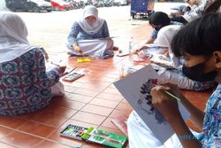 Puluhan Pelajar SMP di Solo Belajar Menyungging Wayang Rajamala 