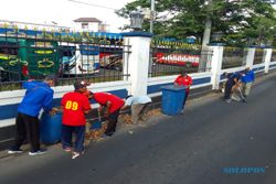Jelang HUT ke-78, Anggota TNI dan Karyawan Bersihkan Terminal Tirtonadi Solo