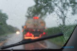 Tips Mengendarai Mobil dengan Aman saat Hujan Deras
