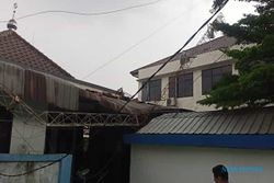 Angin Ribut di Colomadu, Genteng Beterbangan dan Tower Roboh Timpa Masjid