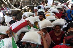 Ratusan Warga Gianyar Bali Terima Bantuan Beras dan Sembako dari Pemerintah