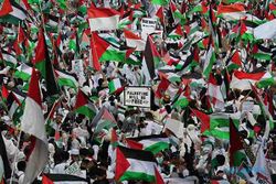 Aksi Bela Palestina, Puluhan Ribu Warga Putihkan Jalanan di Surabaya