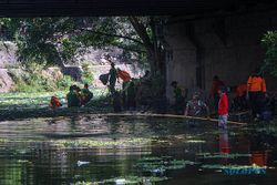 Antisipasi Banjir, Puluhan Petugas Gabungan dan Warga Bersihkan Kali Pepe Solo