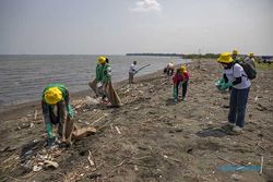 Aksi Aktivis Greenpeace Indonesia Bersih Sampah di Pantai Tirang Semarang
