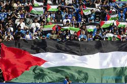 Aksi Bobotoh Bentangkan Bendera Palestina di Laga Persib Bandung Vs Arema FC