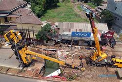Diduga Tak Kuat Angkat Beban, Sebuah Crane Terjungkir di Bogor