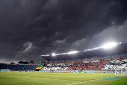 Awan Gelap Selimuti Stadion Si Jalak Harupat, Laga Senegal Vs Polandia Terhenti