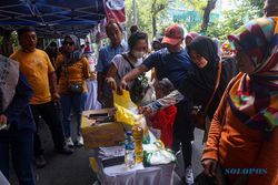 Warga Serbu Gerakan Pangan Murah di CFD Solo, Ada Beras hingga Migor Murah