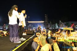 Hadiri Konser Indonesia Maju di Alun-alun Klaten, Cawapres Gibran Borong Es Teh