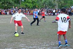Momen Seru Presiden Jokowi Main Bola Bareng Anak-anak di Biak Papua