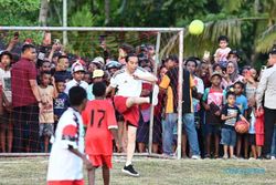 Presiden FIFA Girang Presiden Jokowi Main Bola Bareng Pelajar Biak Papua
