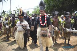 Kampanye Perdana, Capres Ganjar Pranowo Temui Warga di Merauke Papua