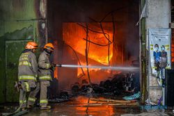 Pabrik Pemintalan Kapas di Bandung Terbakar, Belasan Mobil Damkar Dikerahkan