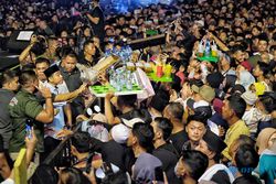 Momen Gibran Borong Es Teh saat Hadiri Konser Indonesia Maju di Klaten