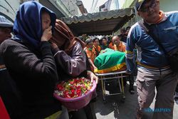 Pemakaman Korban Kecelakaan Maut KA Probowangi Tabrak Minibus di Lumajang