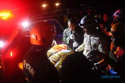Evakuasi Jenazah Korban Jatuhnya Pesawat TNI AU di Pasuruan