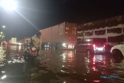 Hujan Lebat Semalam Bikin Jalan Kaligawe Semarang Tergenang, Banyak Motor Mogok