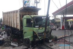 Rem Blong! Truk Dump Tabrak Taman SPBU di Ungaran Semarang, Tak Ada Korban Jiwa