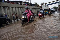 Suasana Lalin di Viaduk Gilingan saat Kota Solo Kembali Diguyur Hujan Derar