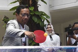 Momen Cawapres Mahfud MD Main Tenis Meja Bareng Relawan Muda di Jakarta