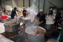 Kesibukan Dapur Masjid Riyadh Solo Masak Nasi Kebuli untuk Haul Habib Ali