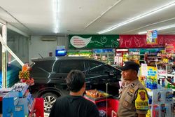 Penampakan Mobil Terjang Minimarket di Sukoharjo, Dua Orang Luka