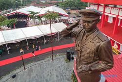 Kapolri dan Panglima TNI Resmikan Monumen Jenderal Hoegeng di Pekalongan