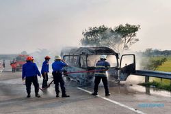 Breaking News! Mobil Elf dari Arah Ngawi Terbakar Hebat di Tol Masaran Sragen