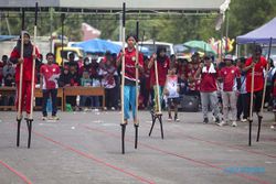 Keseruan Festival Olahraga Tradisional di Indramayu, Ada Egrang hingga Terompah
