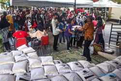 Ratusan Warga Serbu Operasi Pasar Murah di Banjarsari Solo