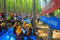 Menikmati Aneka Kuliner Tradisional Pasar Sarwono di Tengah Hutan Jati Kudus