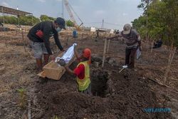 Pemindahan Makam Terdampak Proyek Tol Solo-Jogja di Karanganom Klaten