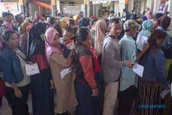 Antrean Penyaluran Bantuan Beras CPP ke 32.533 KPM di Batam