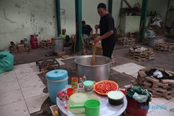 Potret Persiapan Panitia Masak Nasi Kebuli untuk Jamuan Haul Habib Ali di Solo