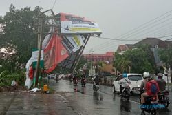 Hujan Deras dan Angin Kencang Landa Karanganyar, Baliho Caleg Ambruk