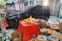 Salah Injak Rem, Mobil Nyelonong Masuk Minimarket di Sukoharjo Tabrak 2 Orang