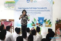 Siswa SMP RUQ Al Falah Salatiga Belajar Bikin Kerajinan dari Sampah Plastik
