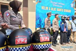 10 Difabel Tunarungu Dapat Alat Bantu Dengar-Helm Berstiker dari Polres Klaten