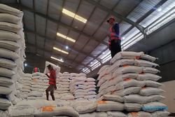Siap Disalurkan, Ribuan Ton Beras Impor dari Kamboja Sudah Tiba di Semarang