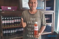 Meracik Sendiri, Penjual Minuman Tradisional Ini Jual Ribuan Botol per Bulan