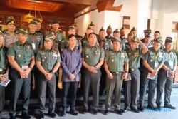 Gibran Berpose Bareng Puluhan Tentara, TNI AD Pastikan Itu Foto Lama