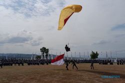 Meriah! HUT Ke-52 Korpri di Lapangan WGM Wonogiri Diwarnai Atraksi Paralayang