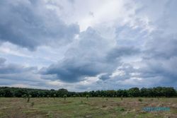 Akhir Pekan Berawan hingga Hujan Ringan, Simak Prakiraan Cuaca Solo Hari Ini