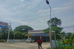 Salahi Aturan, Lampu PJU Milik Pemkab Ngawi Terpasang di Belakang Indomaret