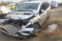 Mobil Ugal-ugalan Tabrak Mobil & Truk Parkir di Madiun, Seorang Jukir Meninggal