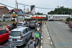 Perhatian! Diperbaiki, Jalur Perlintasan Sebidang Kaligawe Semarang Buka Tutup