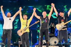 Coldplay Sumbangkan Kapal Pembersih Sampah untuk Indonesia