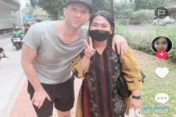 Viral! Wanita Ini Sukses Foto Bareng Chris Martin di Jakarta