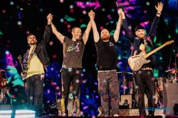 Konser di Jakarta, Coldplay Kibarkan Bendera Warna Putih Bertuliskan Cinta